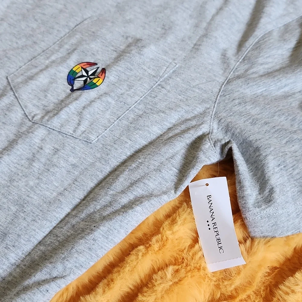 🆕 Banana Republic Pocket T-Shirt - Medium